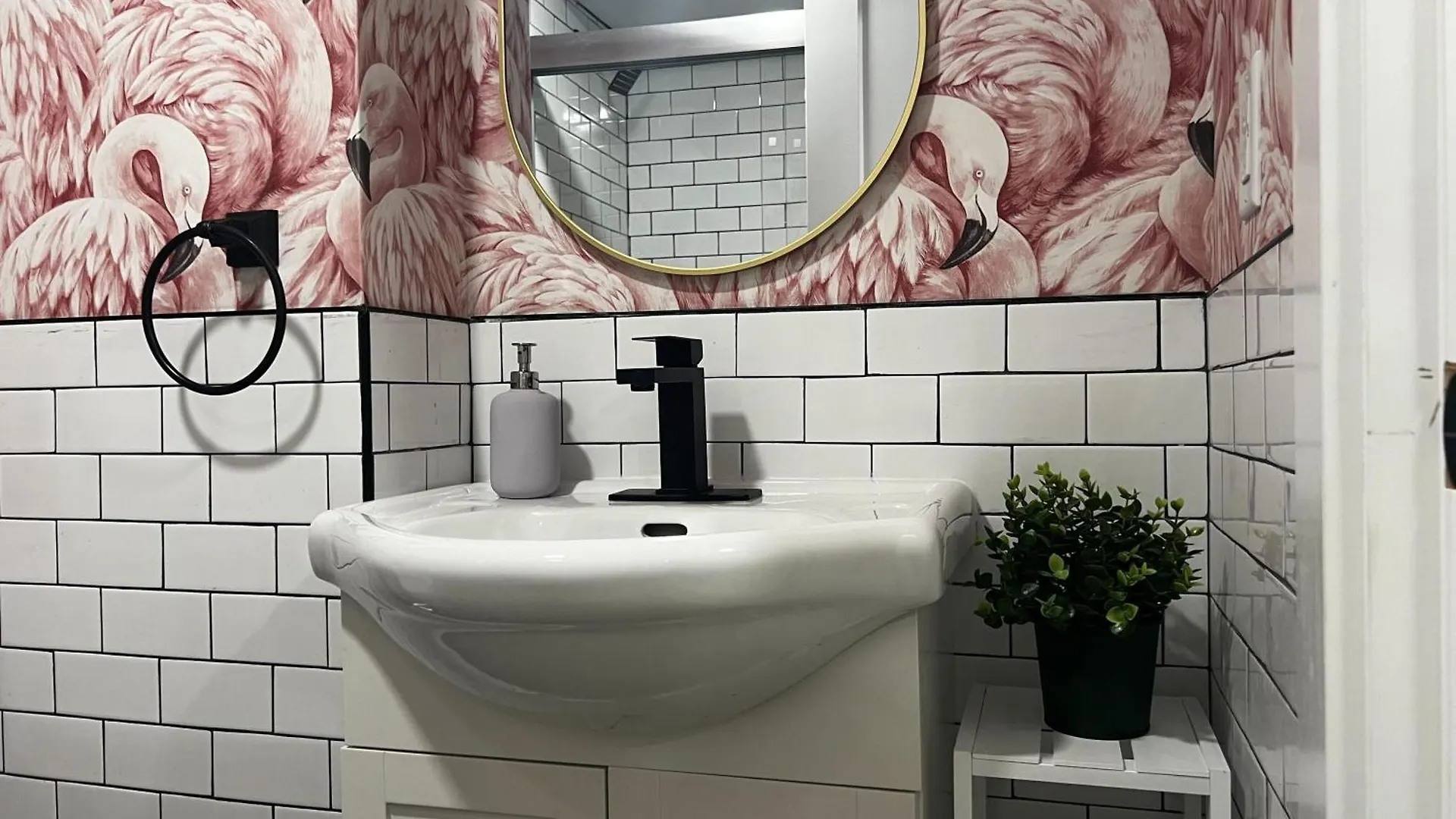 Flamingo Jungle Tropical-Themed Getaway At Ports On Portland, Unit #2 Daire Halifax 0*,  Kanada